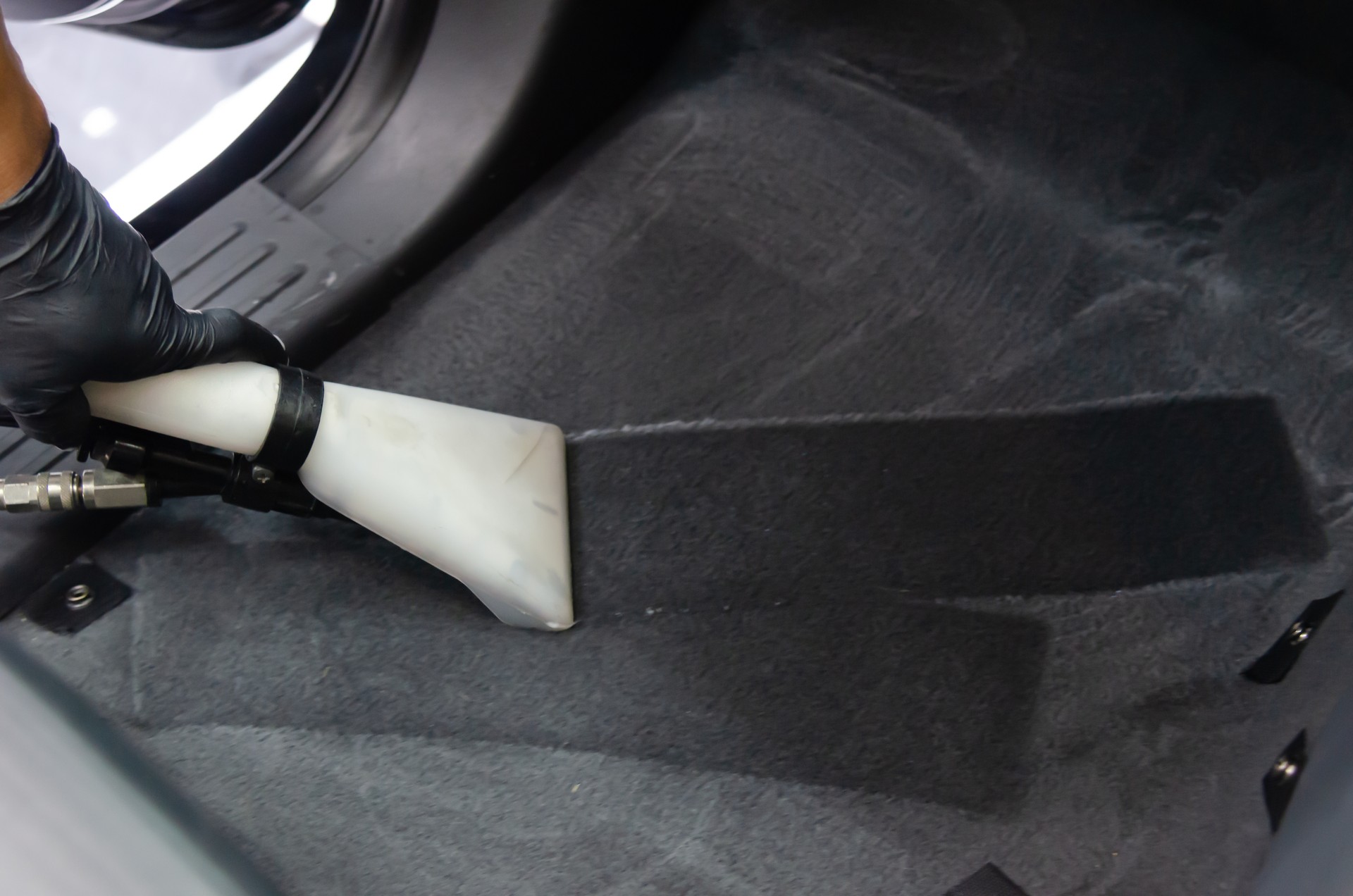 Wash the car carpet